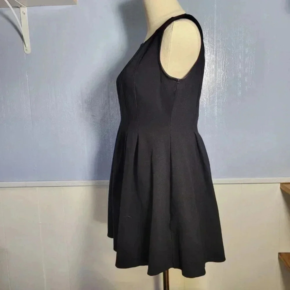 Monteau Large Classic Black Back Keyhole Lightly Pleated Sleeveless Summer Dress - Picture 7 of 9